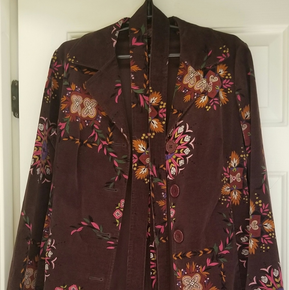Jacket with buttons and tie